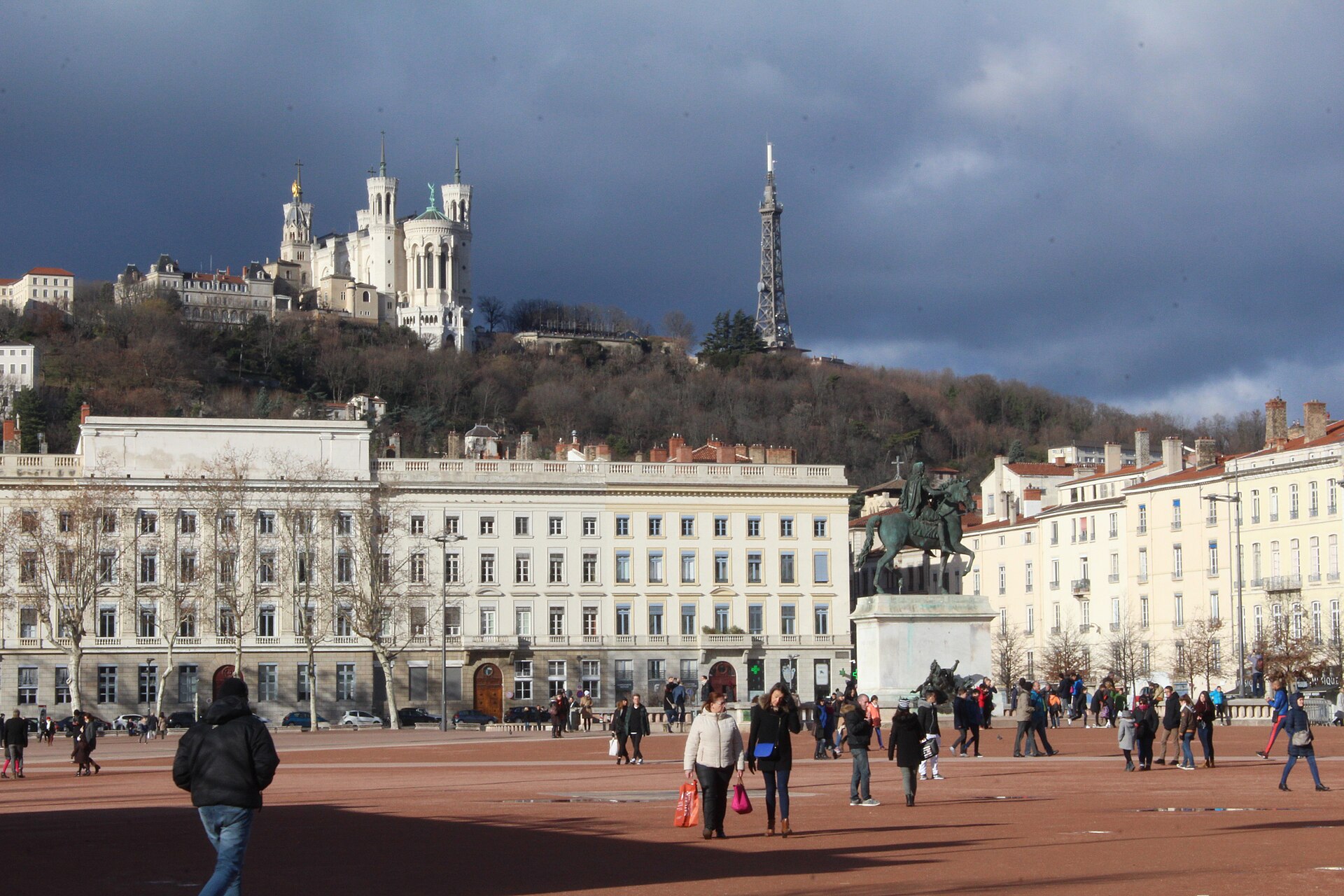 Place Bellecour à Lyon avec la basilique de Fourvière en arrière-plan